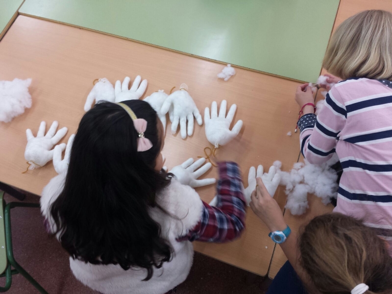 Los niños aprenden a hacer mayos a través del programa 