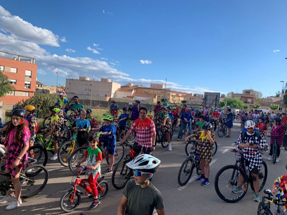 Más de un centenar de vecinos participan en “Los Mayos en Bici”, con una destacada presencia de familias y pequeños ciclistas