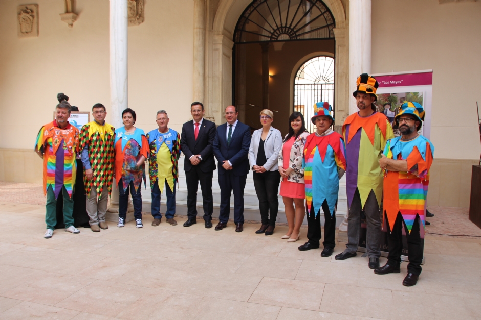 Inaugurada la exposición sobre Los Mayos en el Palacio de San Esteban