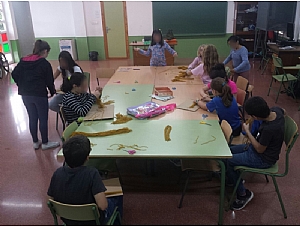 Los niños aprenden a hacer mayos a través del programa 