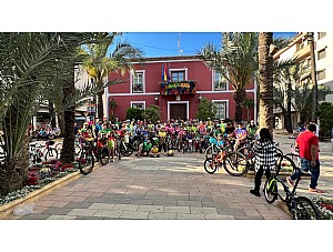 Más de un centenar de vecinos participan en “Los Mayos en Bici”, con una destacada presencia de familias y pequeños ciclistas Más de un centenar de vecinos participan en “Los Mayos en Bici”, con una destacada presencia de familias y pequeños ciclistas