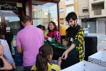 Reparto del pin de la Fiesta de Los mayos 2019