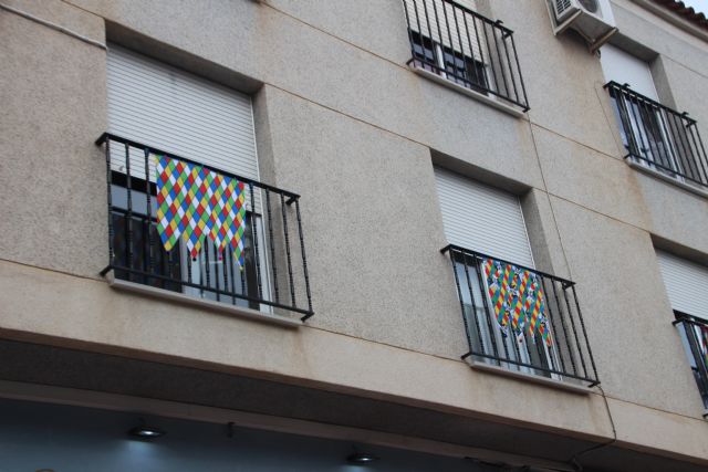 Decoración balcones y ventanas Mayos 2021 - 15