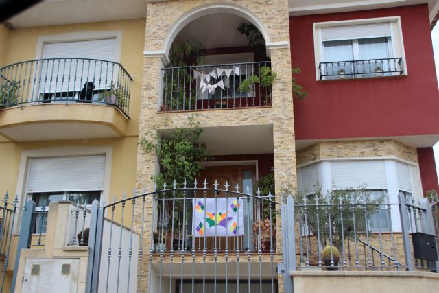 Decoración balcones y ventanas Mayos 2021 - 19