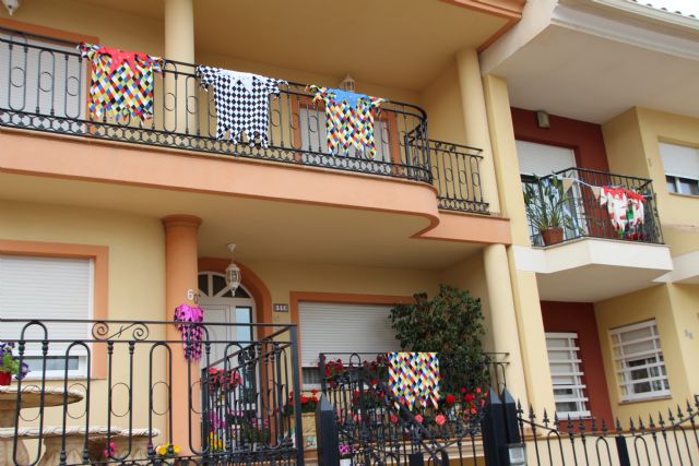 Decoración balcones y ventanas Mayos 2021 - 23