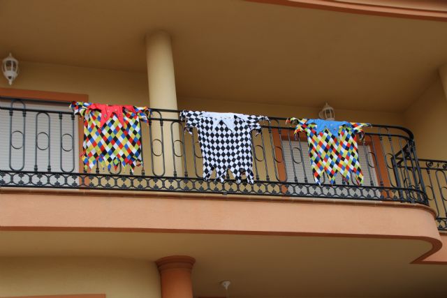 Decoración balcones y ventanas Mayos 2021 - 24