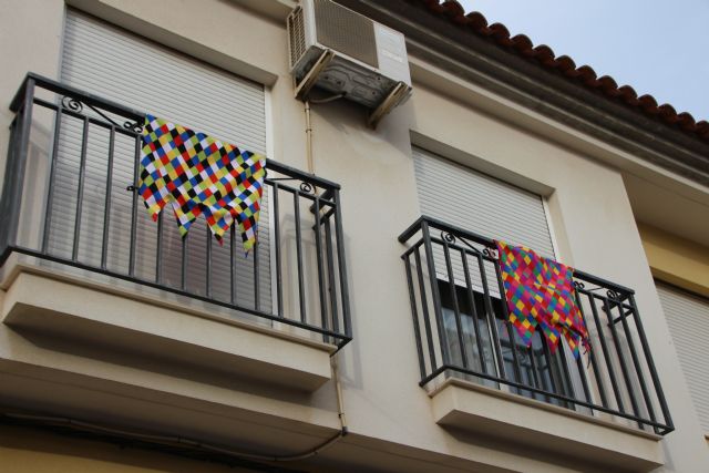 Decoración balcones y ventanas Mayos 2021 - 34
