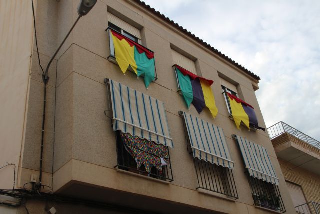 Decoración balcones y ventanas Mayos 2021 - 43