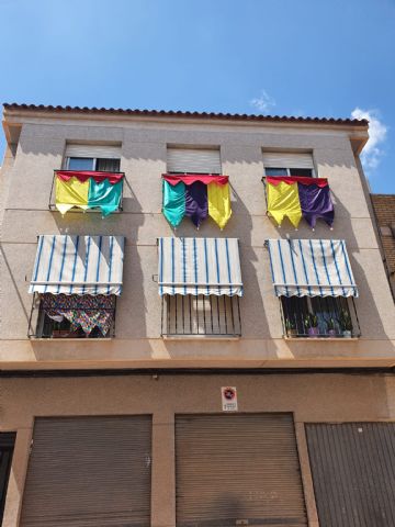 Decoración balcones y ventanas Mayos 2021 - 47