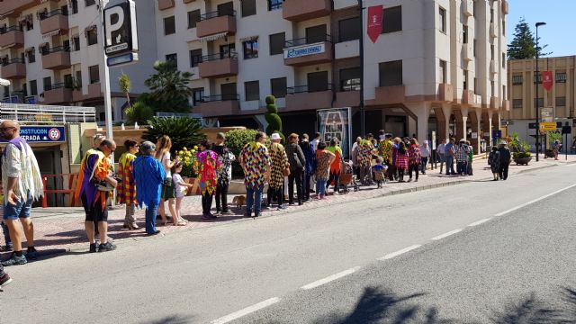 Reparto del pin de la Fiesta de Los mayos 2019 - 1