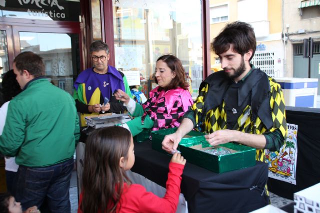 Reparto del pin de la Fiesta de Los mayos 2019 - 3