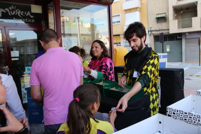 Reparto del pin de la Fiesta de Los mayos 2019 - 5