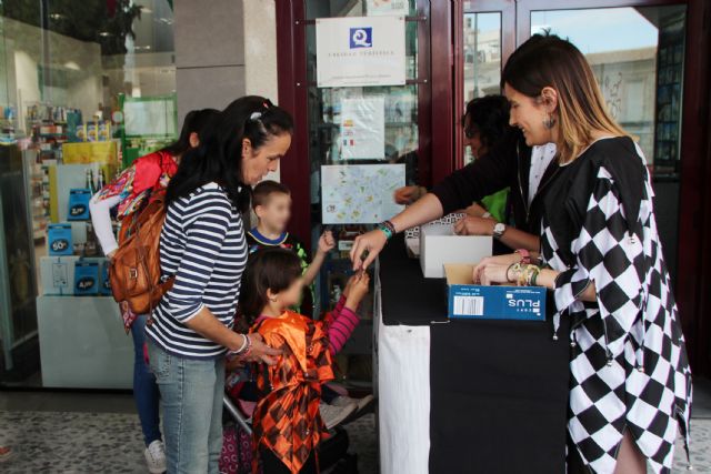 Reparto del pin de la Fiesta de Los Mayos y tren 2018 - 2