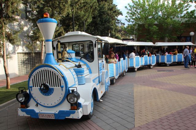 Reparto del pin de la Fiesta de Los Mayos y tren 2018 - 17