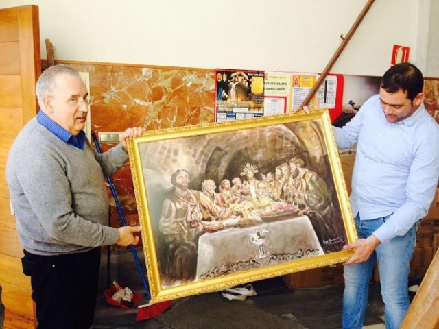 El pregonero de la Semana Santa del 2014 entrega a la Hdad. de Jesús en el Calvario una pintura con el cartel anunciador de hace dos años