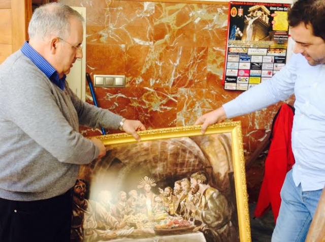 El pregonero de la Semana Santa del 2014 entrega a la Hdad. de Jesús en el Calvario una pintura con el cartel anunciador de hace dos años