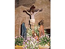 Paso de Jesús en el Calvario, titular de la Hermandad del mismo nombre. Procesiona en la noche de Viernes Santo en la procesión del Santo Entierro. La cruz actual de Cristo ha sido realizada por el escultor don José Carlos Rubio Valverde