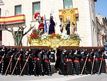 El paso de «El Lavatorio de Pilatos» en la mañana de Viernes Santo, una vez que desde el templo de Santiago se prepara para participar en el desfile procesional de esa mañana