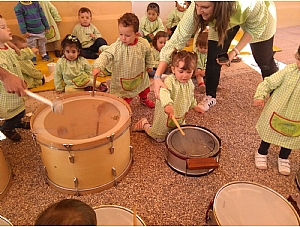 MIEMBROS DE LA BANDA VISITAN LA ESCUELA INFANTIL CARMEN BARO