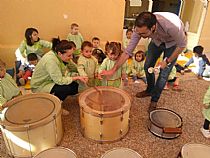 MIEMBROS DE LA BANDA VISITAN LA ESCUELA INFANTIL CARMEN BARO - Foto 9