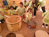 MIEMBROS DE LA BANDA VISITAN LA ESCUELA INFANTIL CARMEN BARO - Foto 13