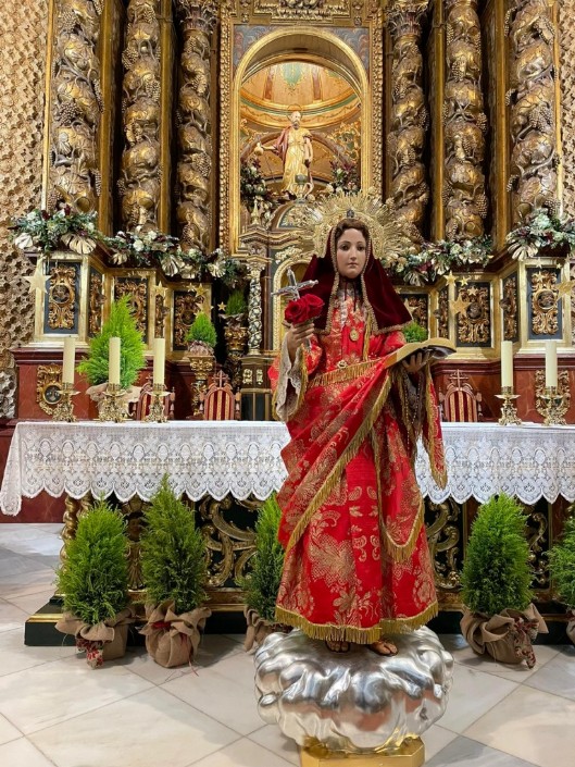 La figura de Sta. Eulalia despidiendose de la iglesia de Santiago