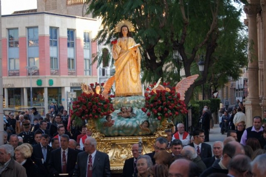 Numerosas personas acompañan a la imagen de Santa Eulalia, patrona de Totana, en la solemne procesión