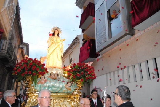Cientos de vecinos acompañan en procesión a la patrona Santa Eulalia desde la ermita de San Roque hasta la parroquia de Santiago
