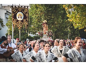 Más de un millar de peregrinos llegan a Mérida acompañados por la imagen de Santa Eulalia; culminando así la última etapa del Camino Eulaliense iniciado hace seis años y que cuenta con 30 etapas 