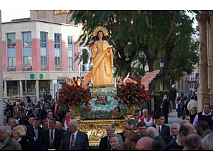 Numerosas personas acompañan a la imagen de Santa Eulalia, patrona de Totana, en la solemne procesión