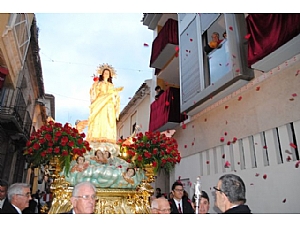 Cientos de vecinos acompañan en procesión a la patrona Santa Eulalia desde la ermita de San Roque hasta la parroquia de Santiago