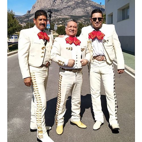 Homenaje a Juan Gabriel con el imitador Roberto Martínez Aguilar - Foto 3