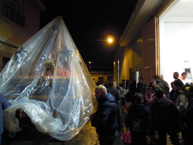 A PESAR DE LA LLUVIA EL ECCE HOMO FUE TRASLADADO A LA IGLESIA.