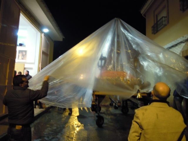 A PESAR DE LA LLUVIA EL ECCE HOMO FUE TRASLADADO A LA IGLESIA.