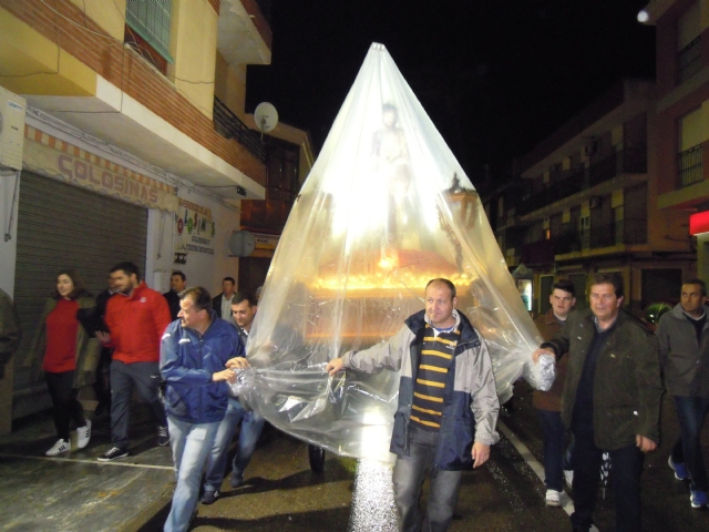 A PESAR DE LA LLUVIA EL ECCE HOMO FUE TRASLADADO A LA IGLESIA.