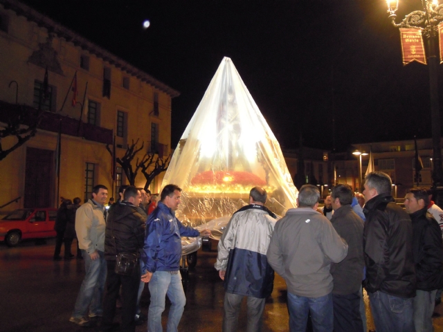 A PESAR DE LA LLUVIA EL ECCE HOMO FUE TRASLADADO A LA IGLESIA.