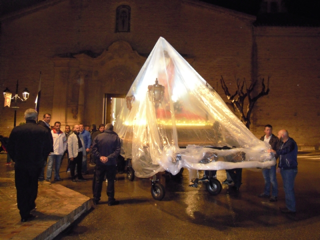 A PESAR DE LA LLUVIA EL ECCE HOMO FUE TRASLADADO A LA IGLESIA.