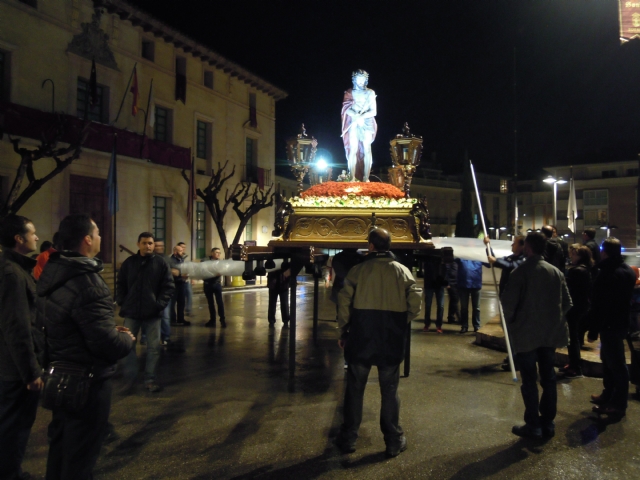 A PESAR DE LA LLUVIA EL ECCE HOMO FUE TRASLADADO A LA IGLESIA.