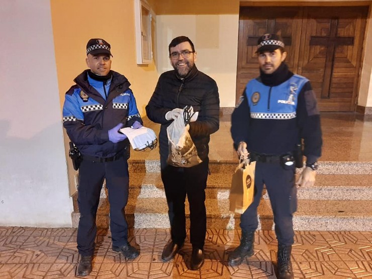 Empresas y asociaciones de Mazarrón donan material a la Policía Local
