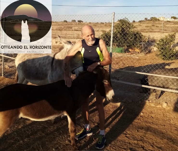 Colin Aubrey correrá una maratón para recaudar fondos para el Santuario Animalista Otteando el Horizonte
