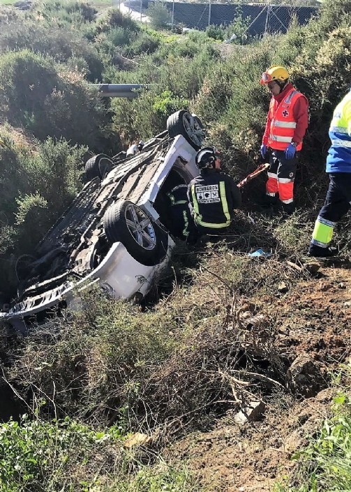 Bomberos han rescatado a tres personas de un vehículo accidentado en Mazarrón