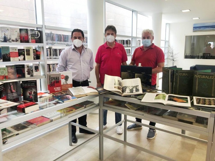 El mazarronero Juan Durán dona varias de sus colecciones particulares a la Biblioteca Municipal