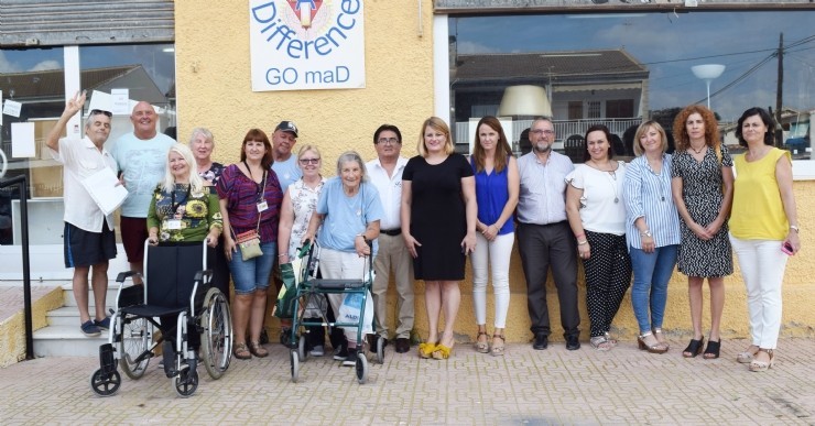 La asociación ‘Making a Difference’ dona 5 sillas de ruedas y 3 andadores a los Servicios Sociales
