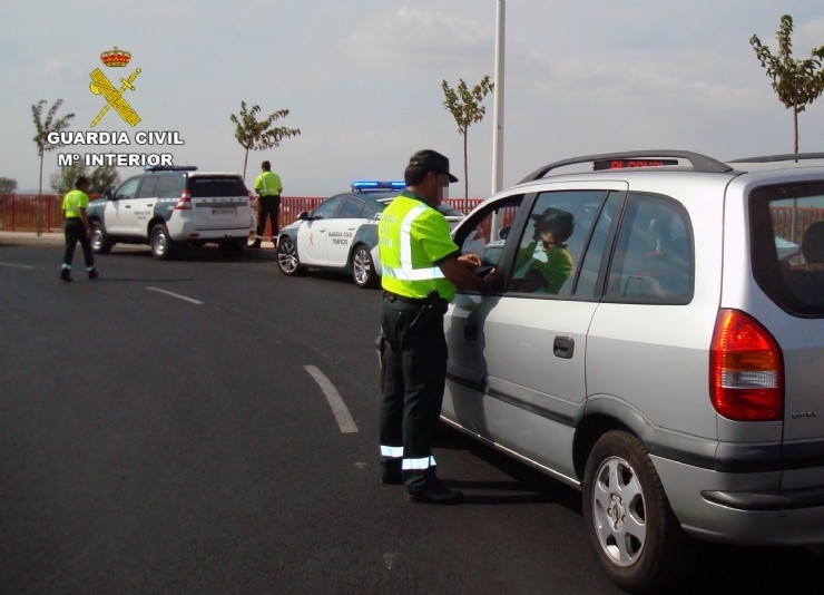 La Guardia Civil detiene en Totana a un conductor por eludir un control policial de forma temeraria y sin carné.