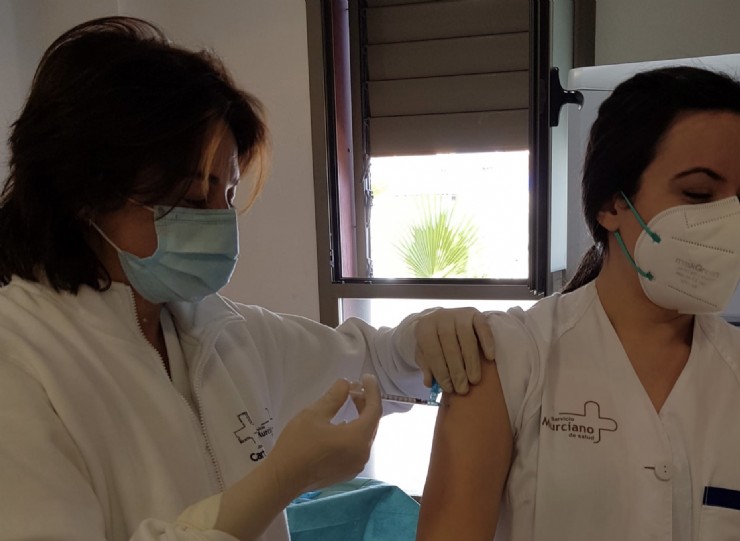 Los sanitarios de Mazarrón reciben la segunda dosis de la vacuna contra la Covid 