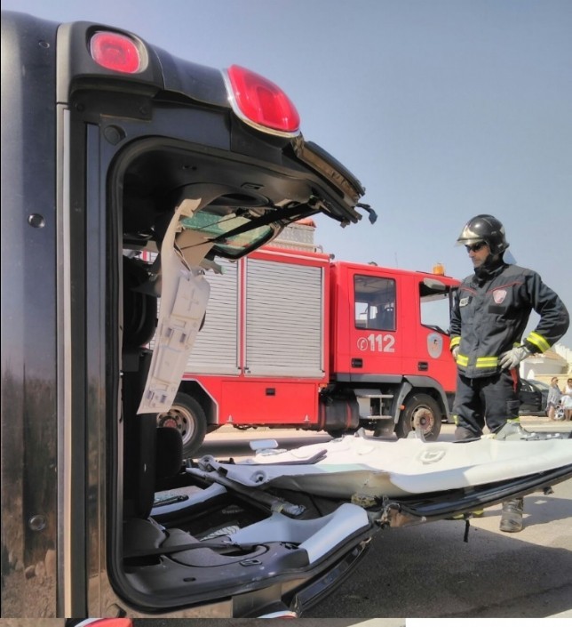Servicios de emergencias acuden a atender a una persona atrapada en el interior del vehículo, Mazarrón