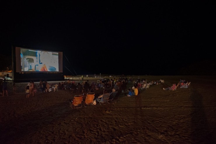 Cine de verano por las noches en la Playa de la Isla
