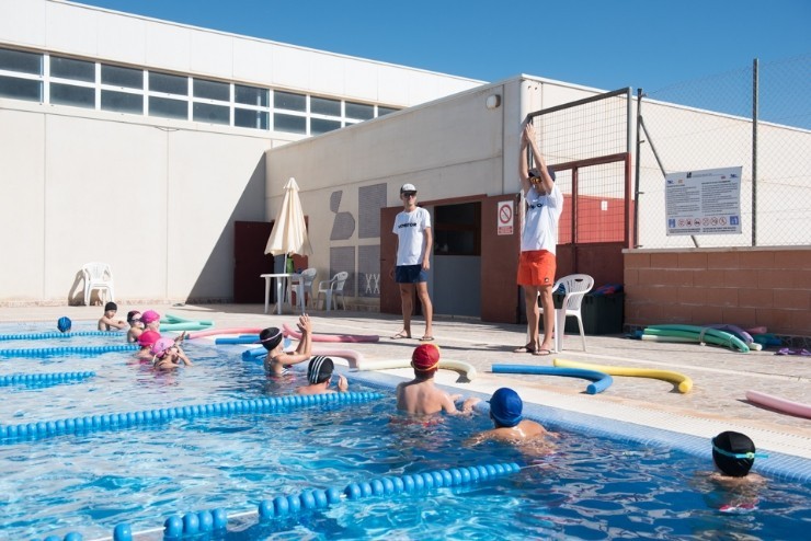 Más de 70 niños han comenzados sus clases en los cursos de natación municipales