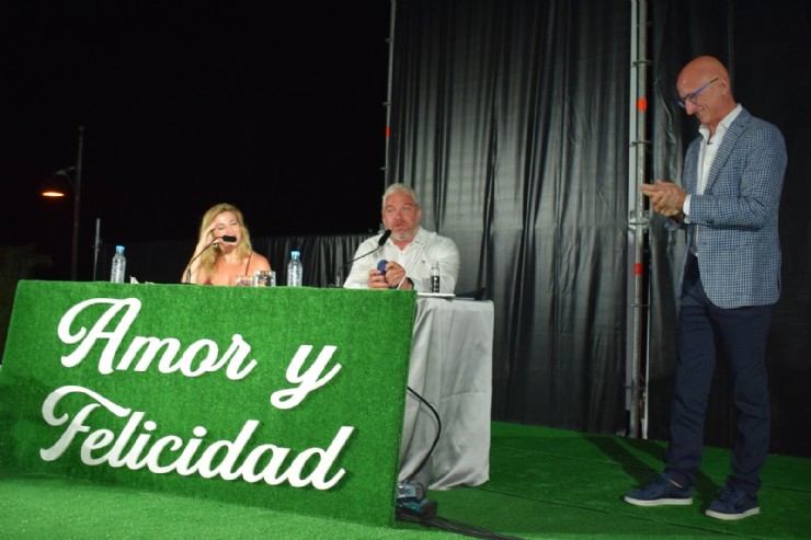El coach Ángel López inaugura con gran éxito el ciclo ‘Amor y Felicidad’ 