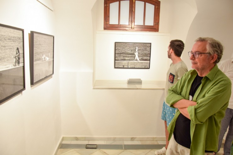 Casas Consistoriales alberga la exposición ‘Trazas sobre el muro’ del cartagenero Gabriel Navarro
